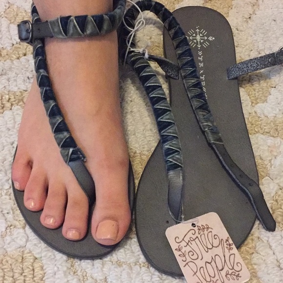Free People Vegan Boho Chic Beautiful V Drehler Flat Velvet Sandal Teal Size 6 - Picture 1 of 7